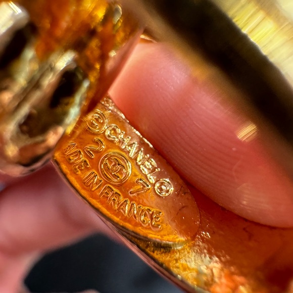 LOT 1505 24K gold plated CHANEL vintage runway bracelet with charms - Picture 4 of 14